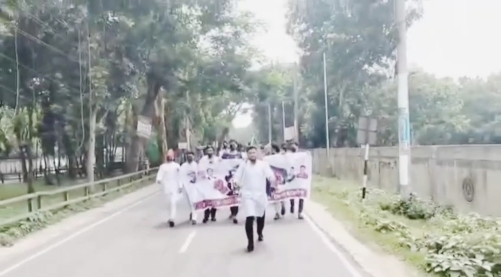 লালমনিরহাটে নিষিদ্ধ সংগঠন ছাত্রলীগের ঝটিকা মিছিল